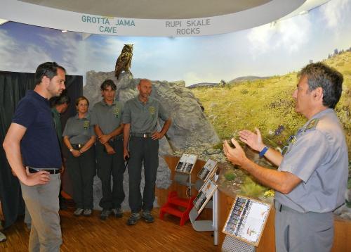 Cristiano Shaurli (assessore regionale Risorse agricole e forestali) e Diego Masiello (coordinatore Centro didattico naturalistico Basovizza) - Trieste, Centro didattico naturalistico di Basovizza 14/08/2015